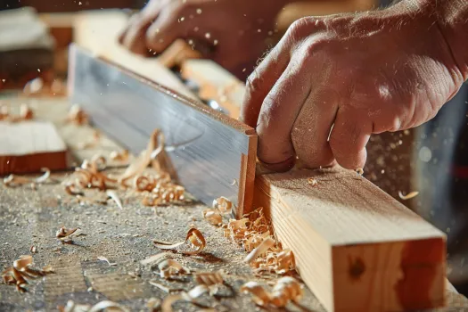 como cortar madera en angulo con serrucho